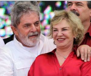 La cuenta de Facebook del exmandatario (2003-2010) cambió su foto de perfil, donde antes aparecía solo Lula, por una imagen del matrimonio sonriente y abrazado. Foto: AFP