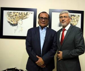 El artista Isaías Mata y el embajador Juan José Figueroa.