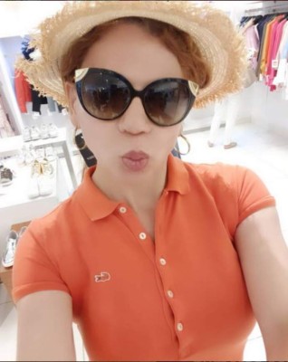 Mhoni Vidente sorprende en diminuto traje de baño