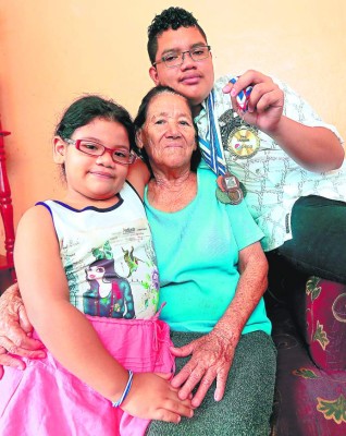 Quinceañero entre medallas y números