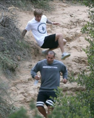 Justin Bieber se cayó mientras hacía ejercicio y el momento se viraliza en las redes