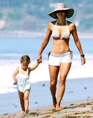 Julia Roberts y Halle Berry en guerra de bikinis