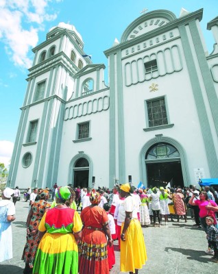 Tambores, maracas y canto para la Morenita