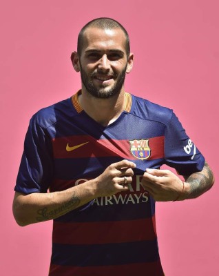 Barça presenta su primer refuerzo, Aleix Vidal, que no jugará hasta 2016