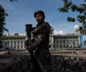 Un soldado patrulla en la plaza de la Constitución antes de la ceremonia del día de la independencia en Ciudad de Guatemala, el sábado 14 de septiembre de 2019. Foto: Agencia AP.