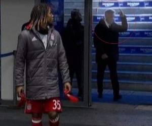 Ancelotti admitió haber levantado el puño cerrado con el dedo corazón estirado, un gesto dirigido a aficionados rivales que supuestamente le escupieron tras el partido (Foto: Captura de video)