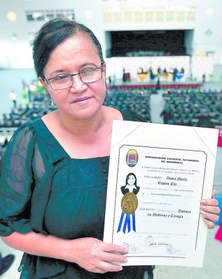 Madre recibe título póstumo de hija que murió en accidente