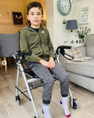 La dramática historia de Jacob, un niño de 10 años que dejó de caminar a causa del coronavirus (FOTOS)