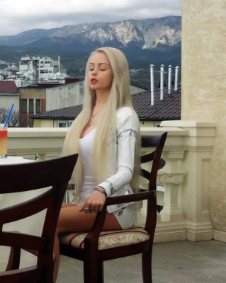 'Barbie humana' asusta a seguidores filmándose de forma extraña