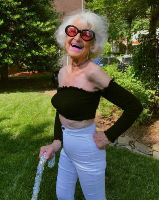 Abuelita de 69 años rompe internet con su peculiar y colorida forma de vestir