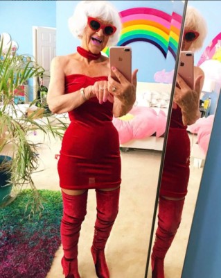 Abuelita de 69 años rompe internet con su peculiar y colorida forma de vestir