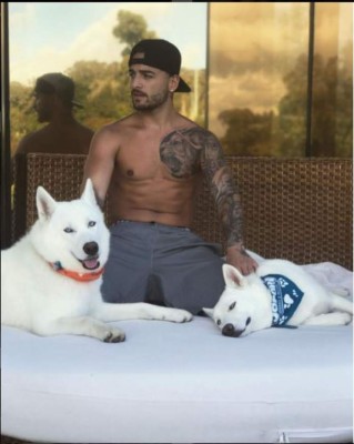 Se burlan de Maluma por sus pies