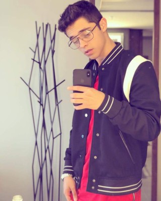 ¿Quién es Álex Hoyer, el cantante con el que cacharon a Danna Paola?