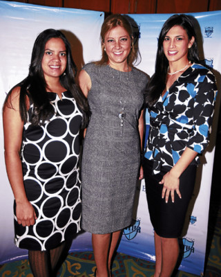 Entregan títulos a nuevos profesionales