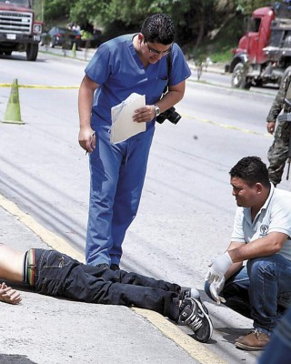 Un muerto y dos heridos deja tiroteo en atraco a microbús