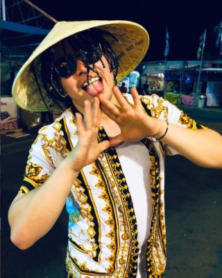 Dan Sur, influencer que asegura que se incrustó cadenas de oro en el cuero cabelludo