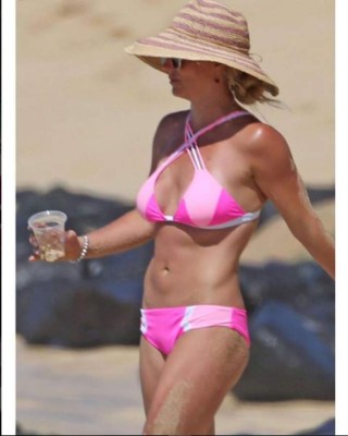 Britney Spears vuelve a encender las redes sociales con sexy traje de baño