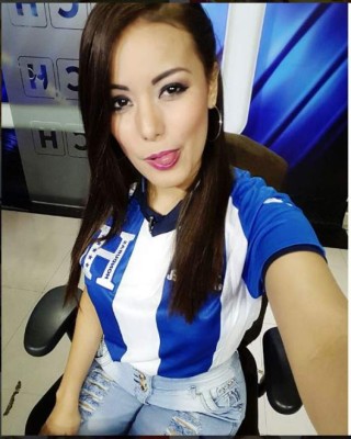 Bellas hondureñas que lucen la camiseta de la 'H”