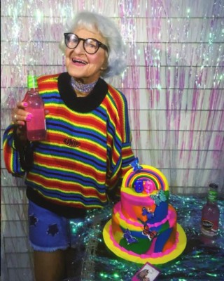 Abuelita de 69 años rompe internet con su peculiar y colorida forma de vestir