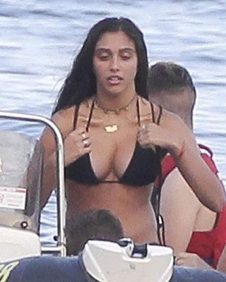 Captan a hija de Madonna drogándose en sexy bikini