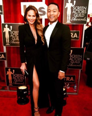 Esposa de John Legend pasa penoso momento durante concierto