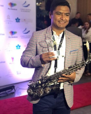 Presidente Juan Orlando Hernandez entregó reconocimiento al artista Pilo Tejeda