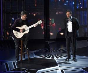 Gael Garcia Bernal durante su interpretación de 'Remember Me' en los Premios Oscar 2018.