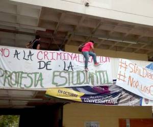 Los estudiantes se tomaron al menos un edificio en la Universidad Nacional Autónoma de Honduras. (Fotos: Emilio Flores)