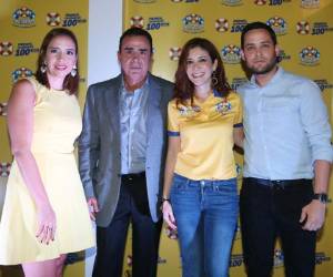 Los anfitriones de la noche: Paola Bondi, Abencio Fernández, Bárbara Mendoza y Kervin García.