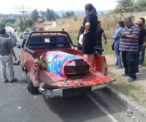 El carro pick-up que llevaba el ataúd hacia el cementerio resultó con daños tras el impacto. (FOTOS: Mario Urrutia)