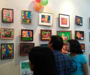 Padres de familia, invitados y estudiantes apreciaron la exhibición de las creaciones artísticas de los pequeños en el salón Arturo López Rodezno.