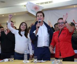 La candidata a designada presidencial por la Alianza de la Oposición Contra la Dictadura, Xiomara Castro, felicitó a Nasralla por su supuesto triunfo.
