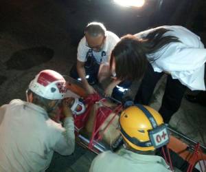 El hombre recibe los primeros auxilios de los socorristas.