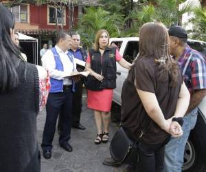 Los propietarios de restaurantes durante una reunión con autoridades de la Alcaldía Municipal, donde se acordó los cambios en las vías.