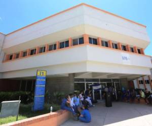 La Facultad de Química y Farmacia de la UNAH permanecía tomada este lunes en Tegucigalpa. (Fotos: David Romero)