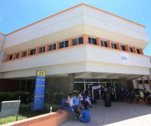 La Facultad de Química y Farmacia de la UNAH permanecía tomada este lunes en Tegucigalpa. (Fotos: David Romero)