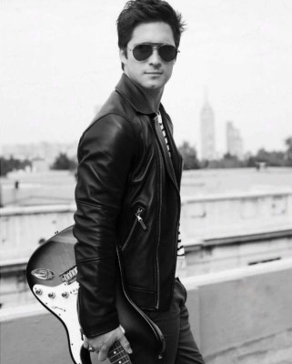 Video: El cantante mexicano Diego Boneta pasa bochornoso momento