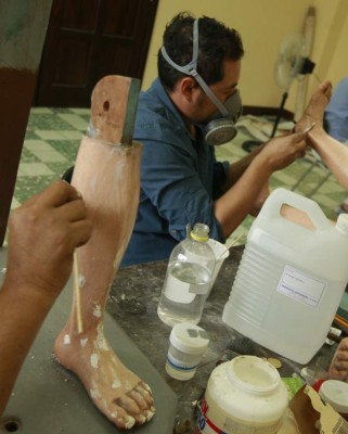 Cuatro ángeles de la Basílica en restauración previo a la Semana Santa