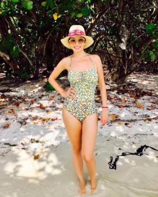 Ingrid Coronado presume mini cintura, pero se deforma el codo con presunto Photoshop