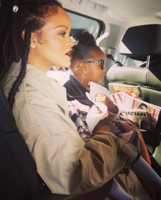 Rihanna envuelta en polémica al posar desnuda besando a su sobrina