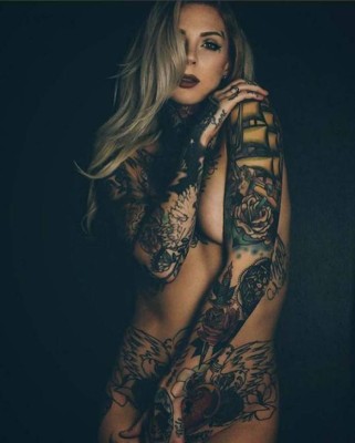 Mujeres vuelven sus esbeltos cuerpos en obras de arte con sus tatuajes