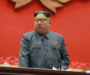 El líder norcoreano Kim Jong Un habla durante la conferencia de presidentes de células del partido gobernante en Pyongyang. Agencia AP.