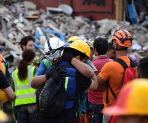 Cuando el cansancio empieza a llegar a los rescatistas un nuevo sismo causa alarma en la población de México. (Foto:AFP/ El Heraldo Honduras, Noticias de Honduras)
