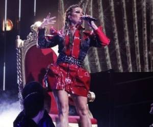 Con un atuendo rojo Alejandra subió al escenario y cantó varios de sus éxitos musicales. Foto: Instagram