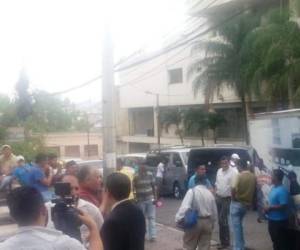 Los conductores estacionaron las unidades en las calles aledañas al Congreso Nacional. (Foto: cortesía @DenovanGaliciaP)