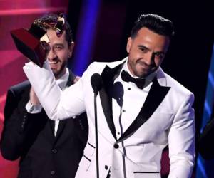 Luis Fonsi acepta el galardón de Grabación del año en el escenario en los XVIII Premios Latinos Anuales en el MGM Grand Garden Arena. Agencia AFP.