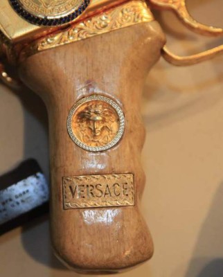 Ministerio Público niega extravío de AK-47 bañado en oro