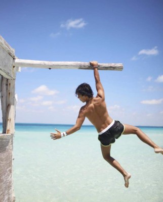 ¡Mario Casas tiene competencia! Su guapo hermano Óscar Casas se roba los suspiros