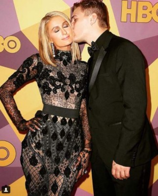 Paris Hilton deja muy poco a la imaginación con traje de baño al estilo gladiador