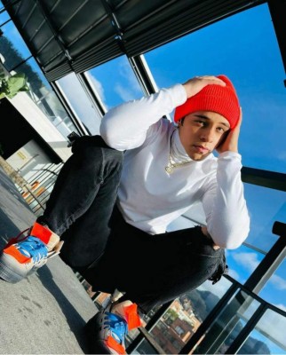 ¿Quién es Álex Hoyer, el cantante con el que cacharon a Danna Paola?